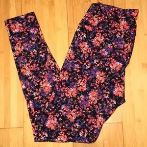 LuLaRoe One Size OS (2-10) Buttery Soft Leggings Black Purple Floral Flowers EUC